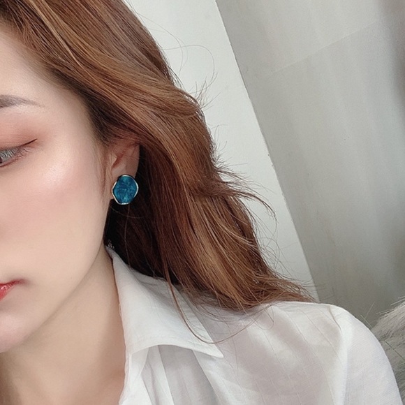 2/$20!  Blue Oil Drop Wavy Disk Earrings - Picture 4 of 6